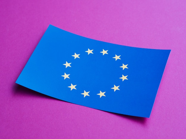 Foto gratuita carta blu con bandiera europea su sfondo viola