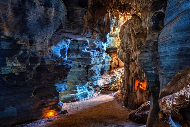 タイ、ターク県の青い洞窟