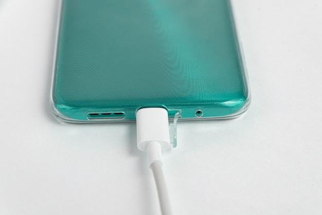 USB 케이블 유형 C에 연결된 파란색 휴대폰 - 충전 중