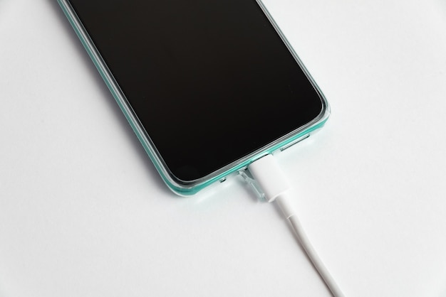 USB 케이블 유형 C에 연결된 파란색 휴대폰 - 충전 중