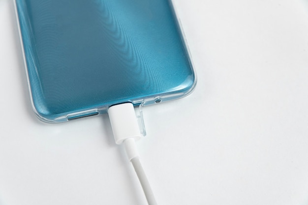 USBケーブルタイプCに接続された青い携帯電話-充電