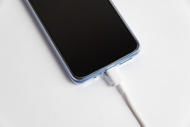 USBケーブルタイプに接続された青い携帯電話-充電
