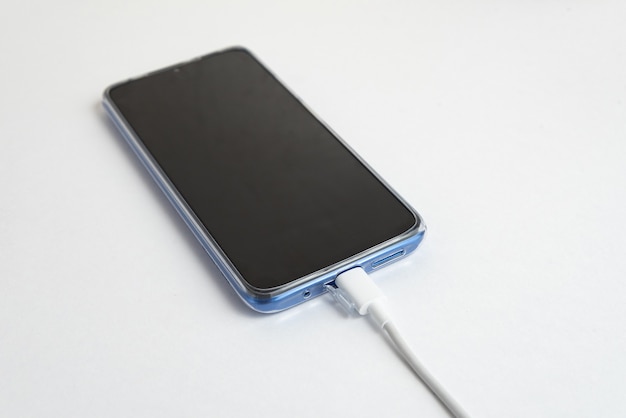 USB 케이블 형태로 연결된 파란색 휴대폰 - 충전 중