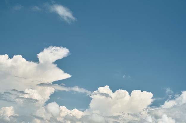 スクリーンセーバーや画面上の壁紙、またはテキスト用の広告空き領域の青い曇り空の背景