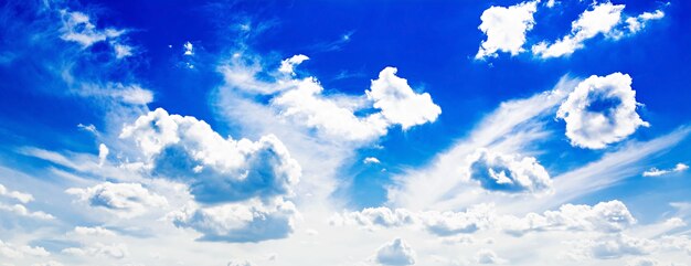 Голубое облачное небо.
