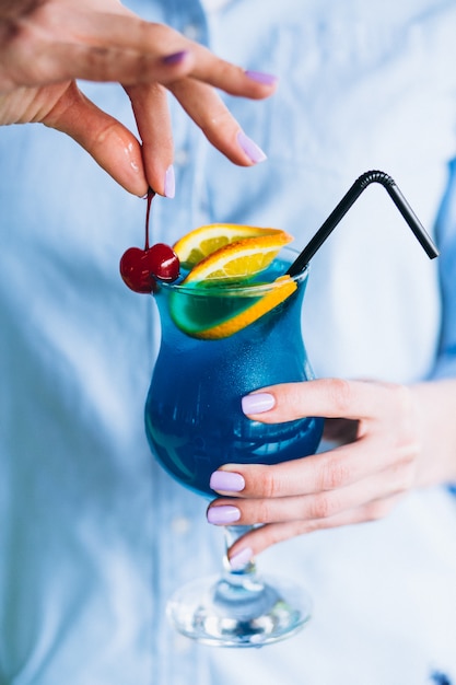 Foto gratuita cocktail blu con ciliegia