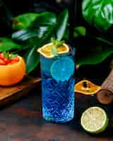 Free photo blue cocktail with lemon slice