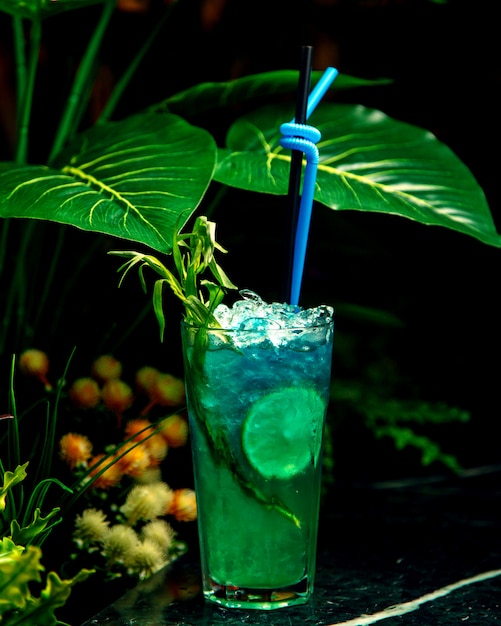 Голубой коктейль с большим количеством колотого льда