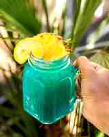 Бесплатное фото Голубой коктейль с ломтиком ананаса
