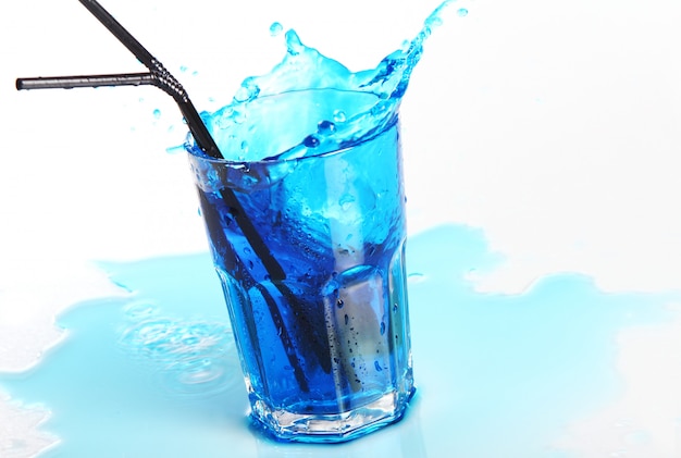 Foto gratuita il cocktail blu con spruzza isolato su bianco