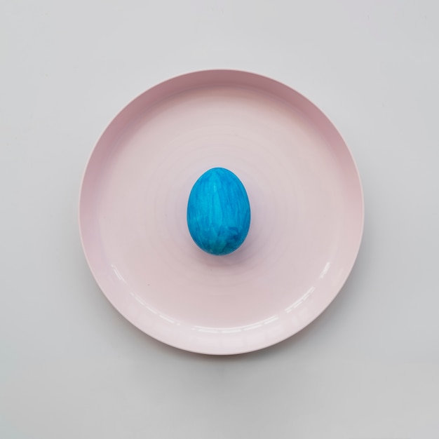 Синее яйцо на тарелке