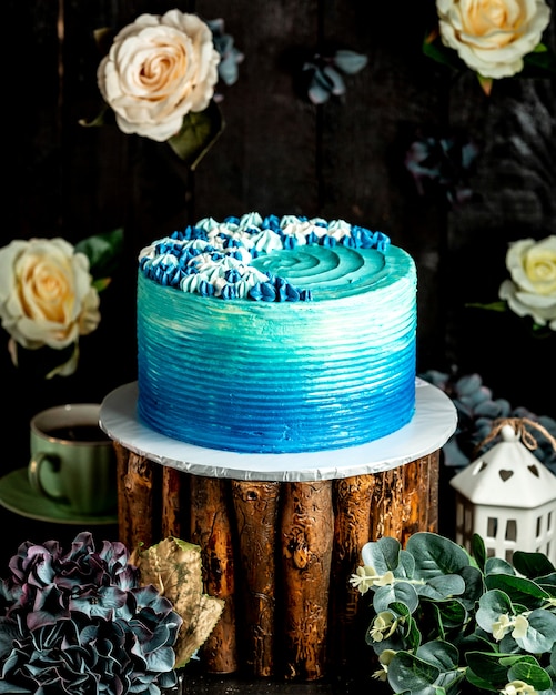 Бесплатное фото Голубой кремовый торт с эффектом омбре