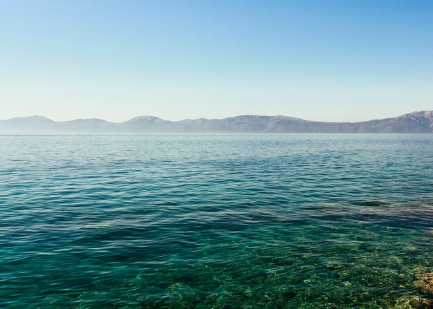 青い空と山脈と青い水晶のどかな湖