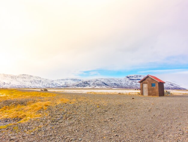 青い目的のマウンテン旅行屋外