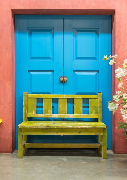 青いドアと黄色のベンチ