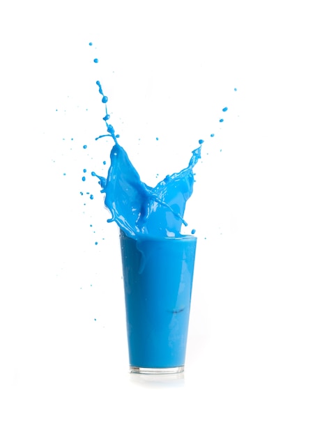 Free photo blue drink falling in ice