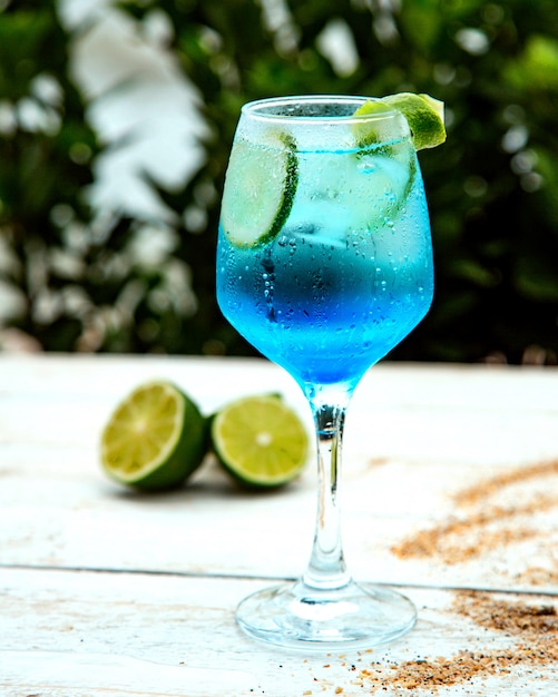 Blue drink with slices of lime