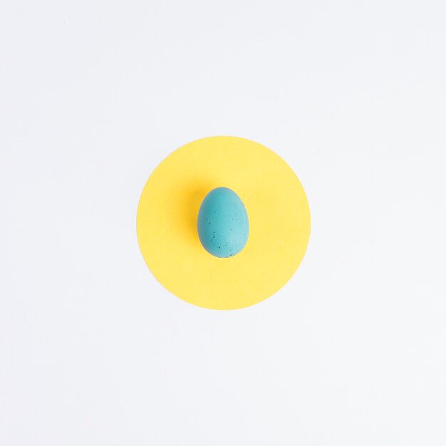 노란색 동그라미에 파란 부활절 달걀
