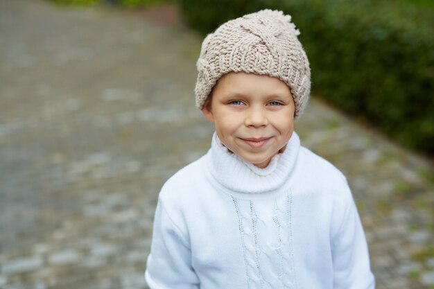 Foto gratuita little boy dagli occhi azzurri in cappello lavorato a maglia