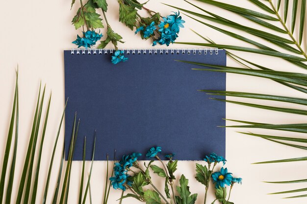 파란 꽃과 메모장