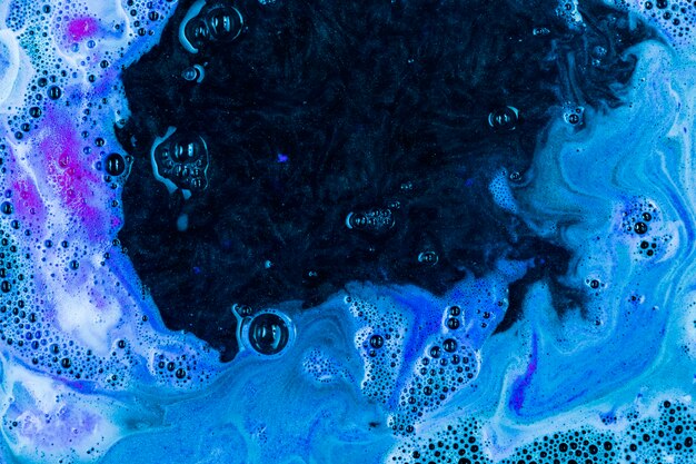 液体の青い泡