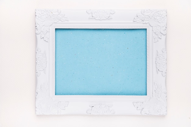Синяя рамка с белой деревянной рамкой на белом фоне