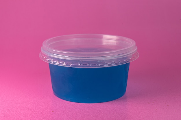 Голубой желатин на розовой поверхности