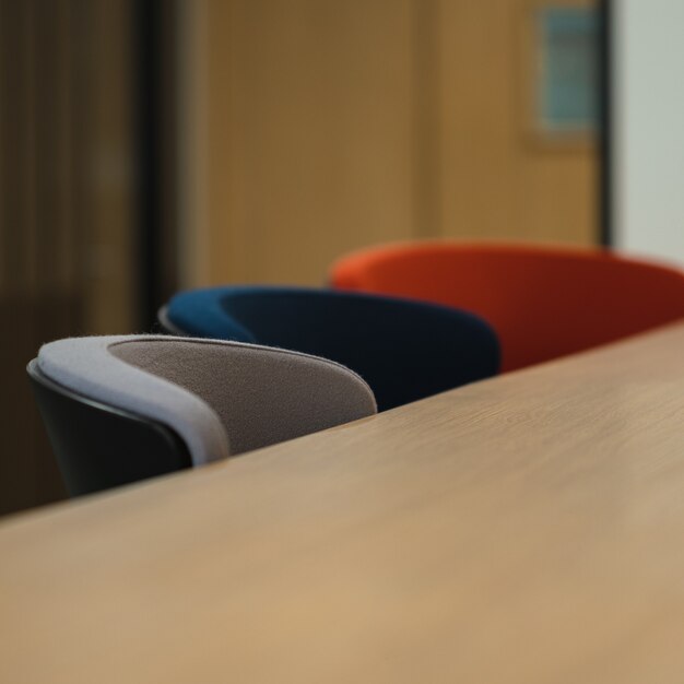 갈색 나무 테이블 옆에 파란색과 회색 의자