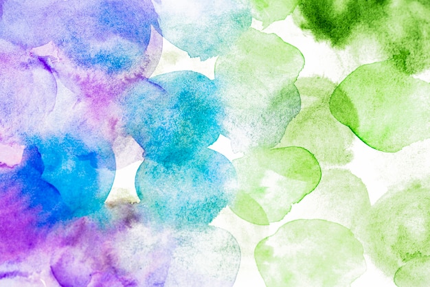 흰색 배경에서 파란색과 녹색 혼합 된 수채화 얼룩