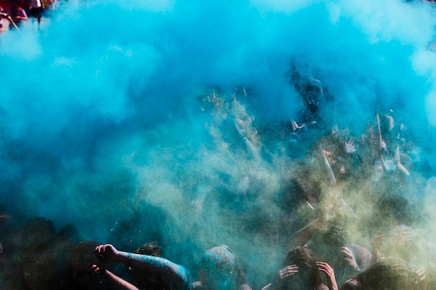 Бесплатное фото Синий холи цвет над толпой