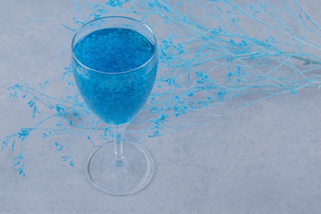 Синий домашний коктейль на серой поверхности