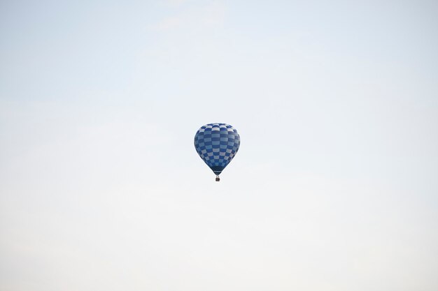 空を飛んでいる青い熱気球