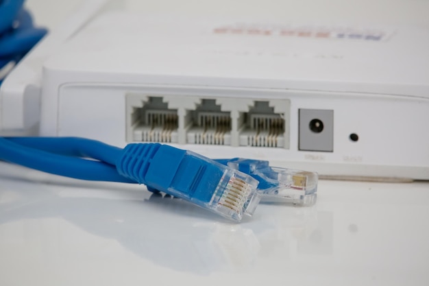 Синий сетевой кабель интернет к входному порту модема