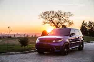 Foto gratuita una foto blu della jeep che spara nel tramonto.