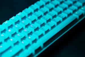Foto gratuita tastiera blu con luci sulla scrivania