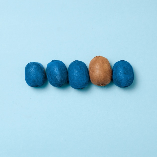 Free photo blue kiwis line with one clean kiwi