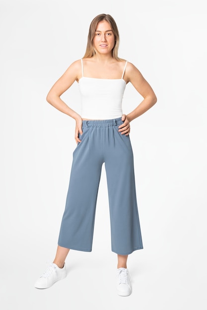 Foto gratuita pantaloni larghi a trapezio blu abbigliamento donna