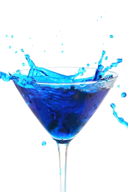 ガラスに注ぐ青い液体