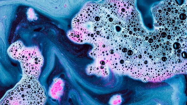 青い液体とピンクの泡