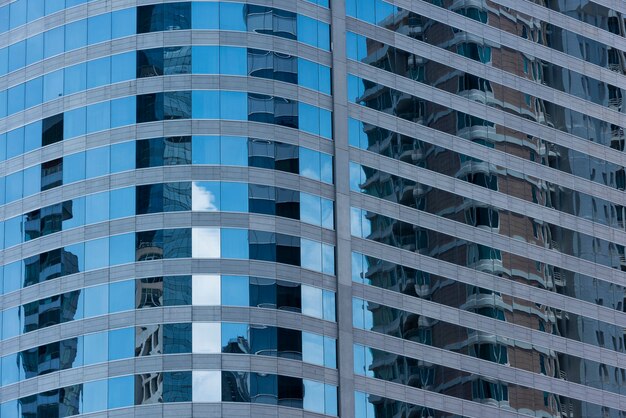 Foto gratuita primo piano moderno blu dell'edificio per uffici