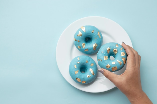 도넛이 있는 블루 먼데이 배열