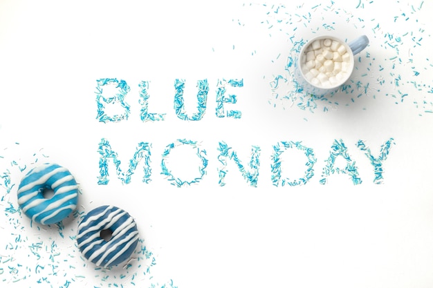 Foto gratuita blue monday arrangiamento con ciambelle