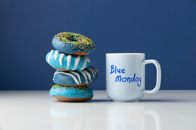 Композиция синего понедельника с пончиками