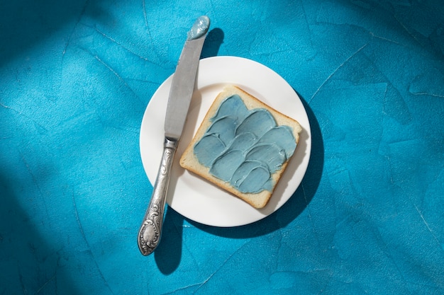 Foto gratuita composizione del concetto di lunedì blu con crema sul pane