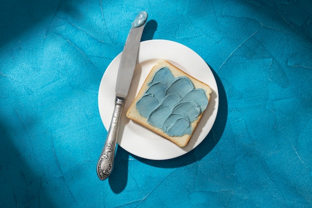 無料写真 パンにクリームと青い月曜日のコンセプト構成
