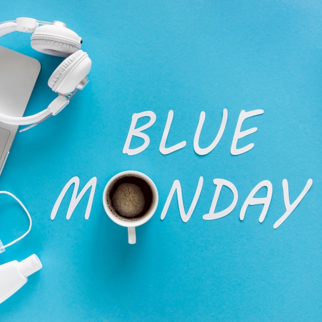 Foto gratuita concetto di lunedì blu con una tazza di caffè