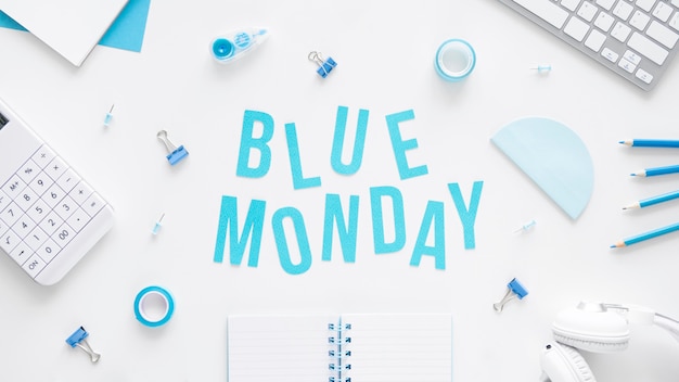 Foto gratuita concetto di lunedì blu con tastiera