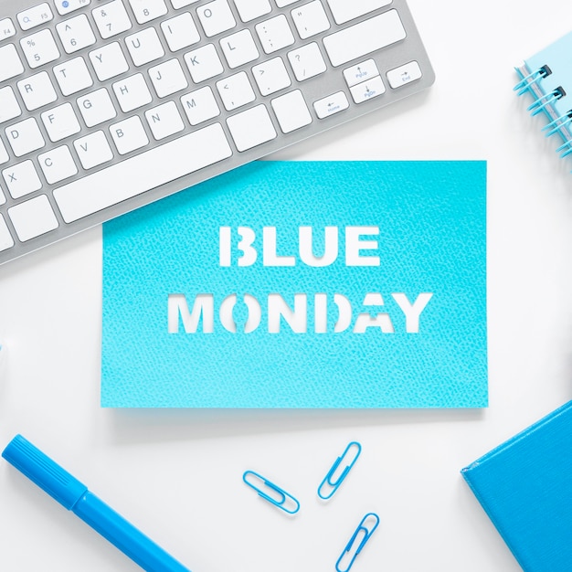 Foto gratuita concetto di lunedì blu con tastiera