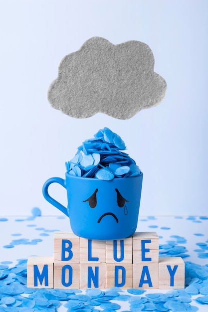 涙のマグカップと木製の立方体と青い月曜日