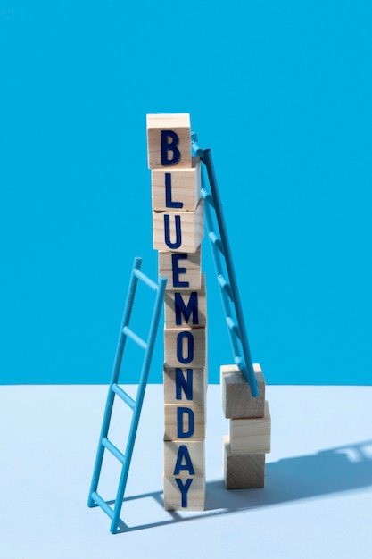 Синий понедельник с деревянными кубиками и лестницами